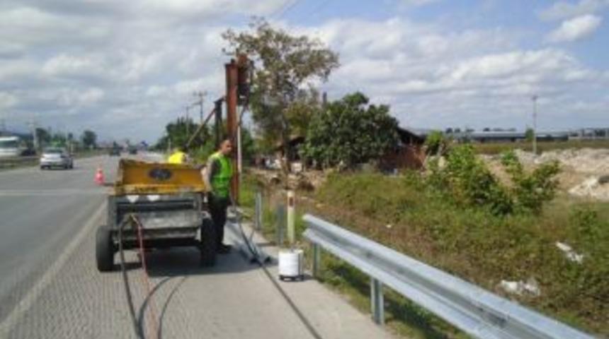 Karayolları Yol Kenarındaki Evin &Ouml;n&uuml;ne Demir Bariyer &Ccedil;ekti