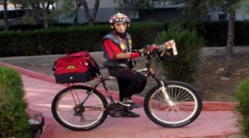 Odasından Kıyafetlerine Kadar Her Şeyi Kırmızı-siyah