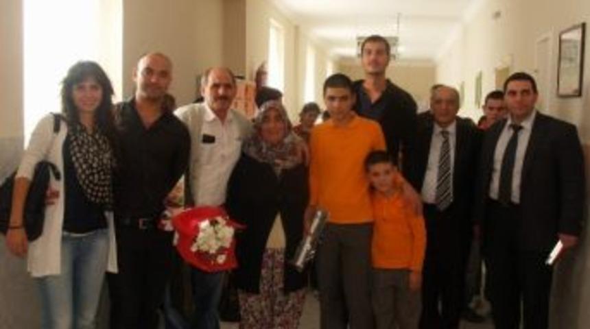 G&ouml;rme Engelliyi Boğulmaktan Kurtaran Kahraman Gen&ccedil;lere Plaket