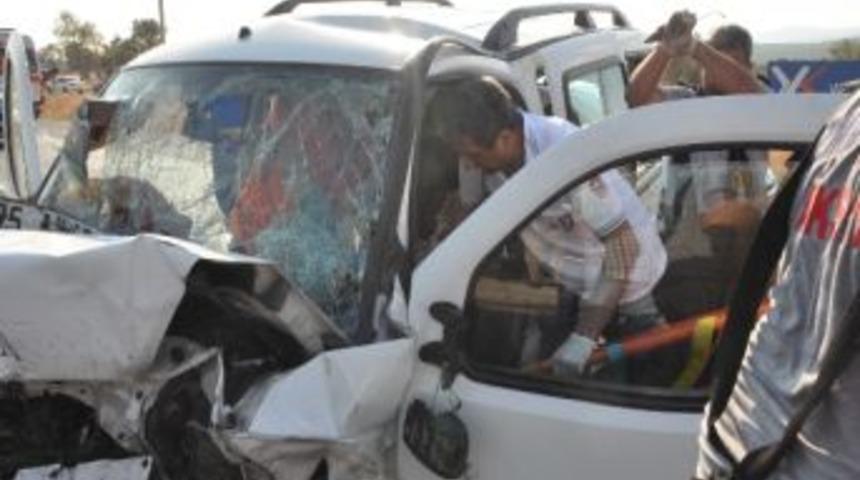 Kuşadası-menderes Yolunda Trafik Kazası 5 Yaralı