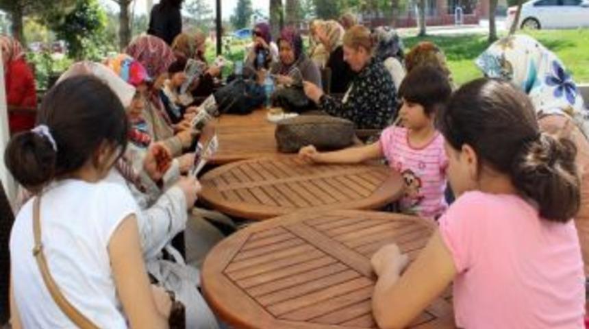 Sivaslı Kadınlar Sıcak &Ccedil;ermiği Gezdi