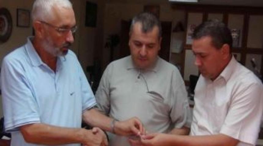 G&ouml;rme Engelli Yazar&rsquo;a &Uuml;yelik Rozetini Başkan İhsan Tun&ccedil;oğlu Taktı