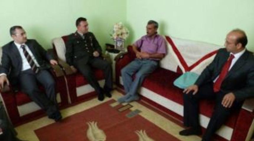 Kaymakam Yerde, Şehit Babası Sandalyede