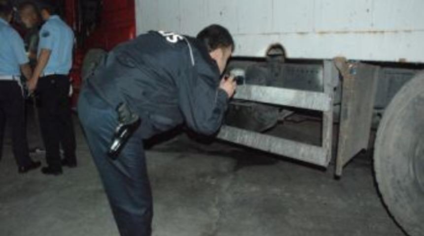 Bomba Y&uuml;kl&uuml; Olduğu İddia Edilen Tır Polisi Alarma Ge&ccedil;irdi