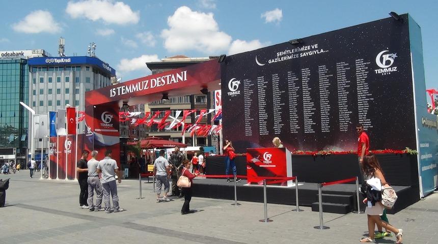 Taksim Meydanı’ndaki Ömer Halisdemir heykeline yoğun ilgi