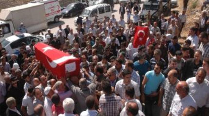 Şehit Polis &Ouml;zt&uuml;rk&ccedil;&uuml; Toprağa Verildi