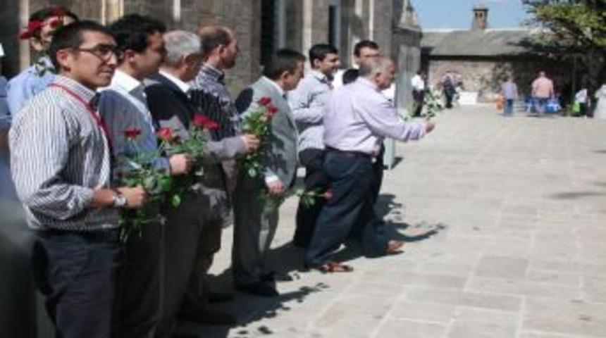 &Ccedil;irkin Filme G&uuml;l Dağıtarak Tepki G&ouml;sterdiler