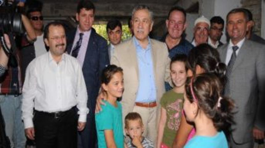 Başbakan Yardımcısı Arın&ccedil;, Antalya&rsquo;da Giritli Akrabalarını Ziyaret Etti