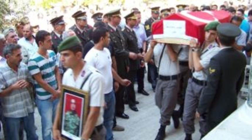 İntihar Eden Asker G&ouml;zyaşlarıyla Toprağa Verildi