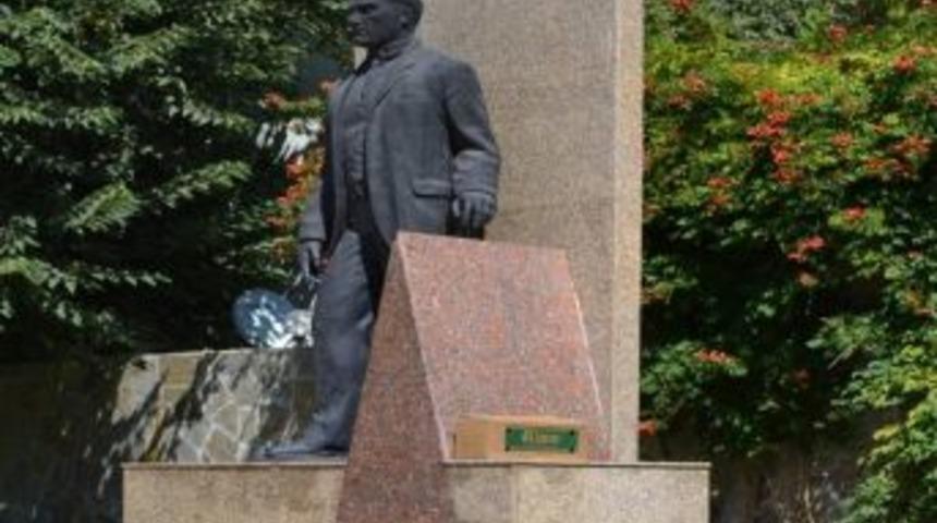 Kula'da Atat&uuml;rk B&uuml;st&uuml;n&uuml;n Altında Ş&uuml;pheli Paket