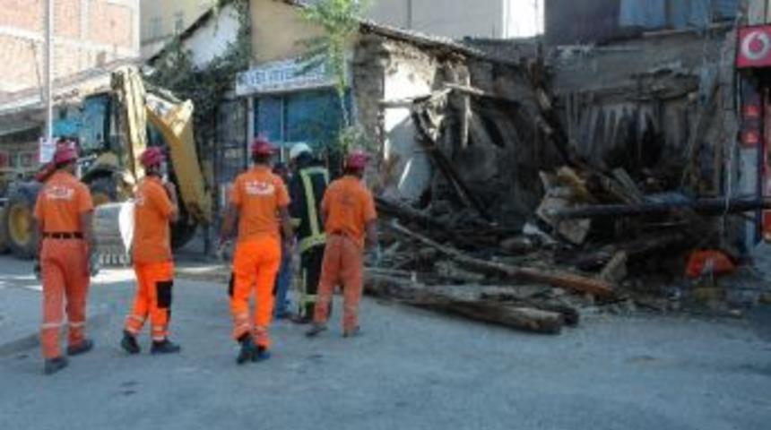 Karaman'da Ahşap Bina &Ccedil;&ouml;kt&uuml;: 1 Yaralı