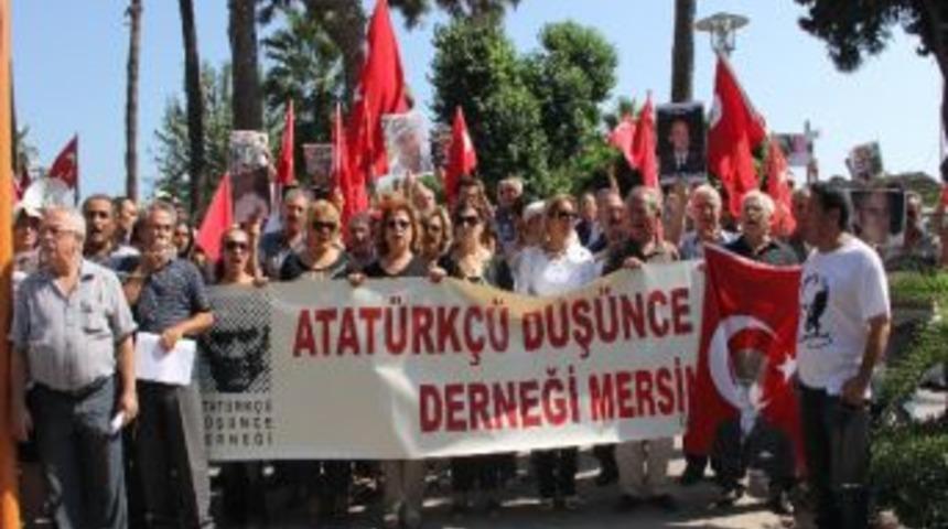 Mersin&rsquo;de Balyoz Kararları Protesto Edildi