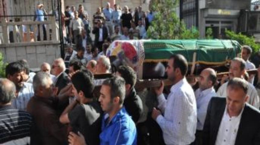 İzmir Valisi Kıra&ccedil;'ın Kız Kardeşi Hayatını Kaybetti