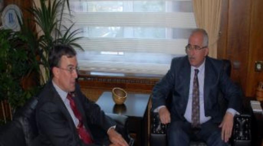 B&uuml;y&uuml;kel&ccedil;i Konuştu, Vali Terc&uuml;me Etti