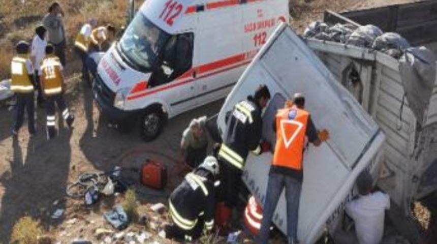 Kamyon Şarampole U&ccedil;tu: 2 Yaralı