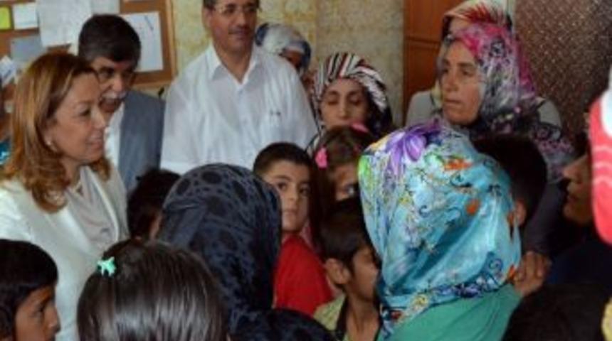 &Ccedil;alık'tan &Ccedil;ocuklara Ayakkabı Yardımı