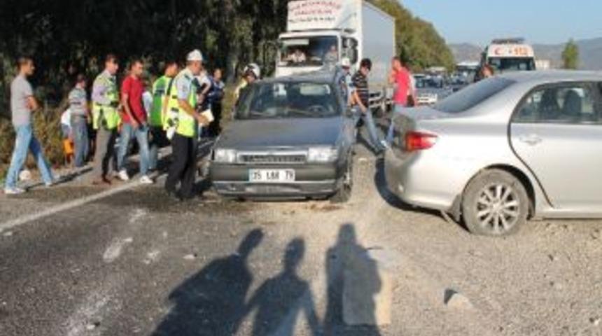 İzmir'de Trafik Kazaları: 1 &Ouml;l&uuml;, 6 Yaralı
