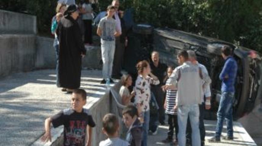 Kadın S&uuml;r&uuml;c&uuml;n&uuml;n Aracı, Amfi Tiyatronun Merdivenlerine D&uuml;şt&uuml;