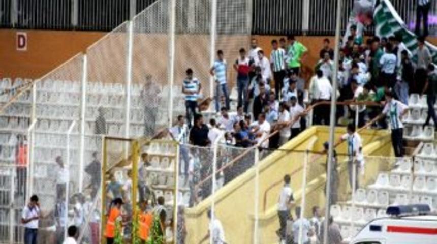 Adana&rsquo;da İtfaiye Eri Rakip Takım Trib&uuml;nlerine Saldırdı
