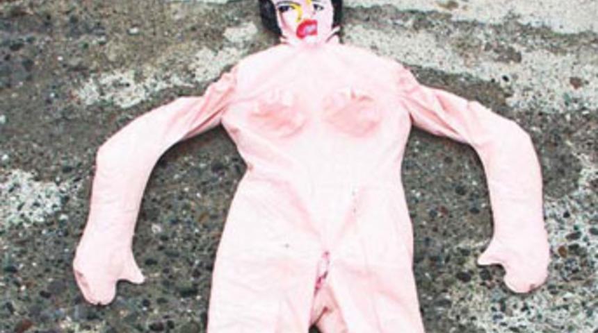 Denizdeki şişme kadını ceset sandılar