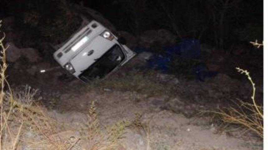 Kamyonet Şarampole Yuvarlandı