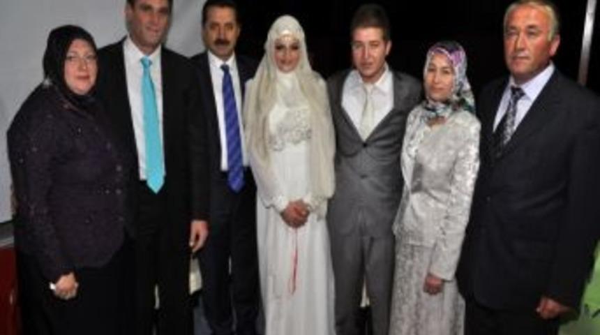 Bakan Faruk &Ccedil;elik Gen&ccedil; &Ccedil;iftin Nişan Y&uuml;z&uuml;klerini Taktı