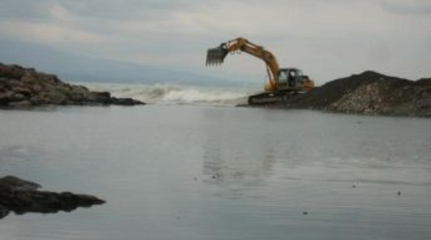 &Ccedil;ayın ağzı iş makinaları tarafından a&ccedil;ılıyor
