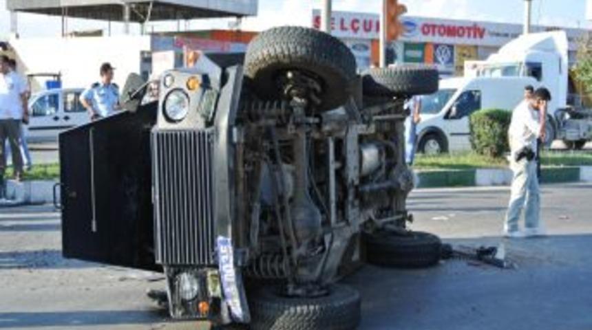 &Ouml;zel Harekat Aracı Kaza Yaptı: 1'i Polis, 3 Yaralı