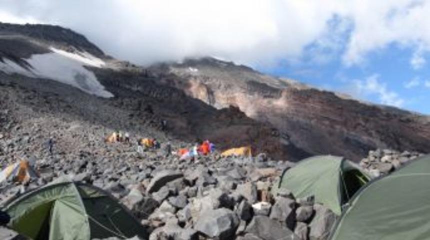 Konaklı Dağcılar Ağrı Dağı Zirvesinde