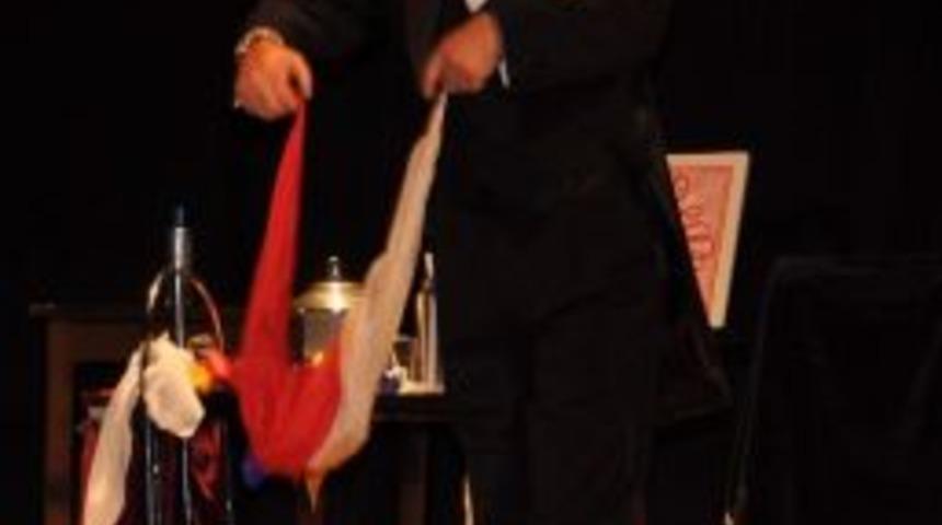 &Uuml;nl&uuml; İll&uuml;zyonist Sermet Erkin Fo&ccedil;alı Minik &Ouml;ğrencilerle Buluştu