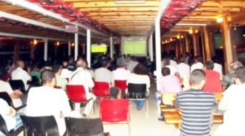 Gezi Teknesinde Ma&ccedil; Keyfi