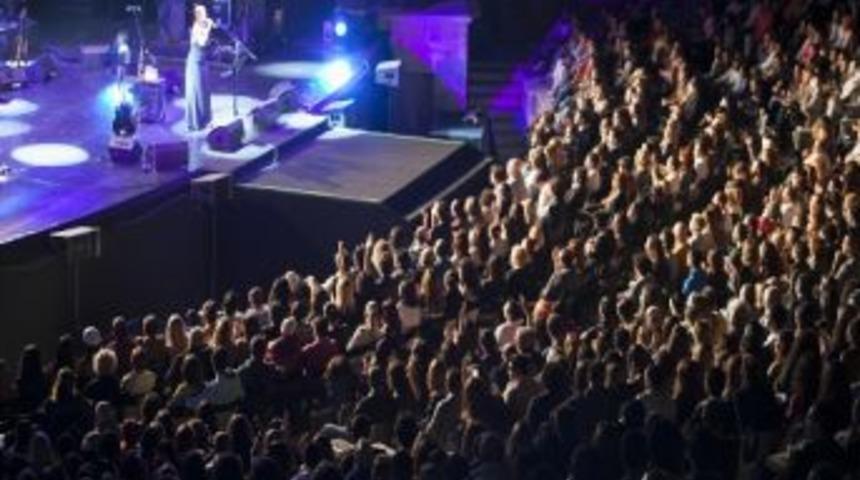 Zuhal Olcay Ve Halil Sezai Aynı Sahnede Bir Araya Geldi