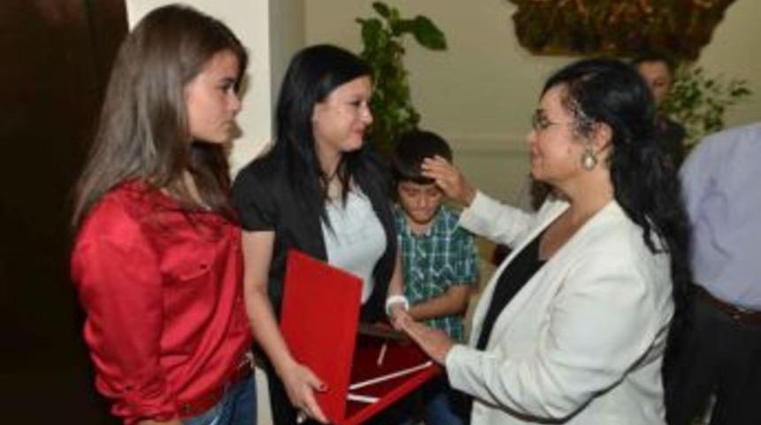 Şehit ailelerine plaket