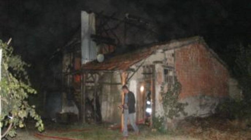 Tosya'da Bağ Evi Yandı