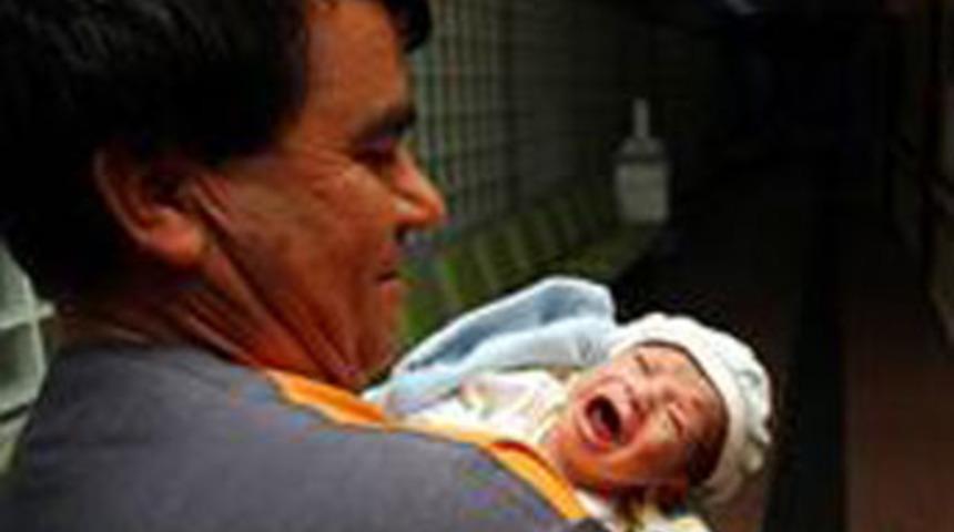 Minik bebek apartman &ouml;n&uuml;ne terk edildi