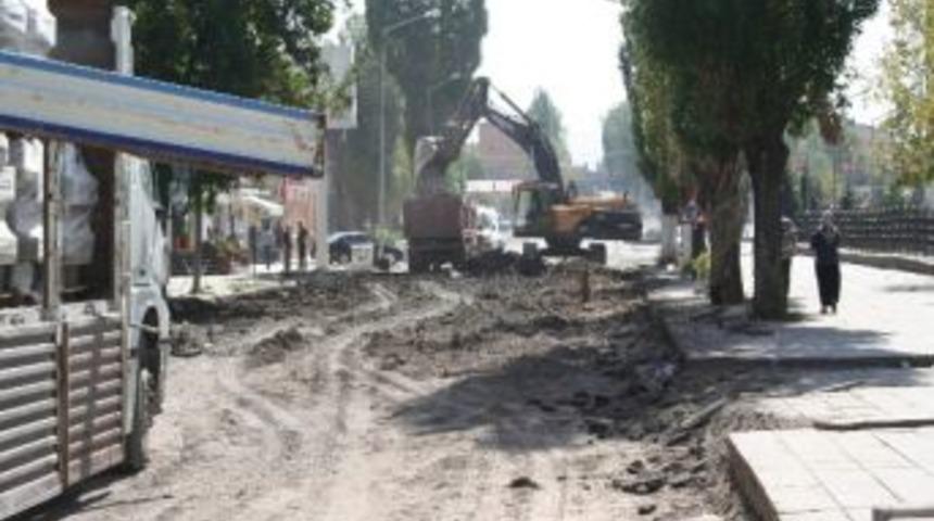 Kars&rsquo;ta Belediye B&uuml;t&uuml;n Caddeleri Kazdı