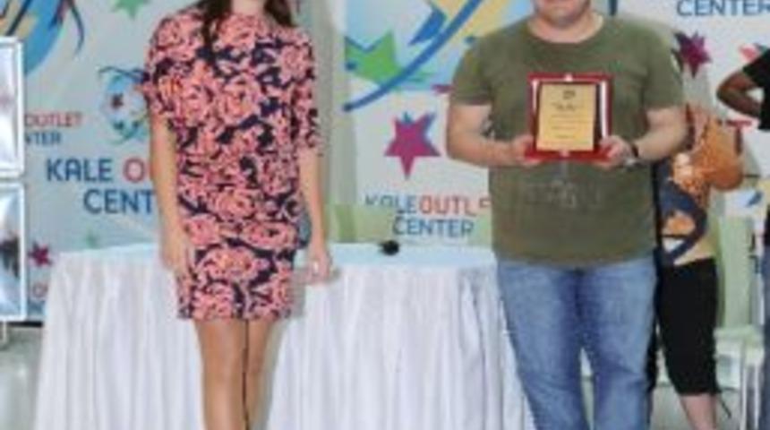 Seksenlerin D&uuml;mb&uuml;ll&uuml; Niyazi'si Zihinsel Engelli &Ccedil;ocuklarla Eğlendi