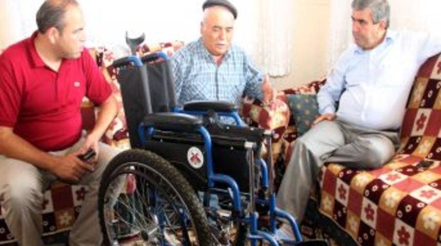 Başkan Tursun'dan Y&uuml;r&uuml;yemeyen Vatandaşa Tekerlekli Sandalye