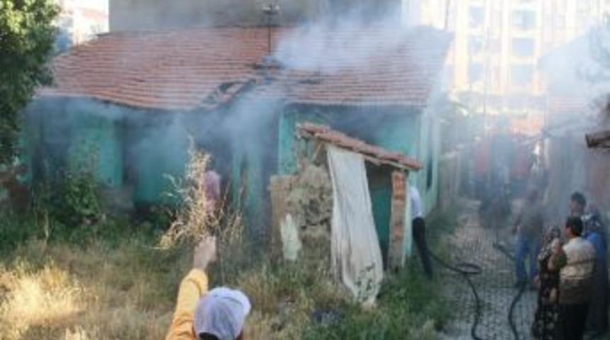 Evi Yanınca Sokakta Kaldı