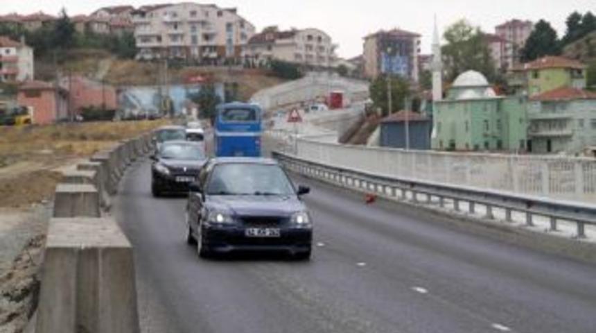 G&ouml;lc&uuml;k-2 Kavşağında Bir Şerit Trafiğe A&ccedil;ıldı