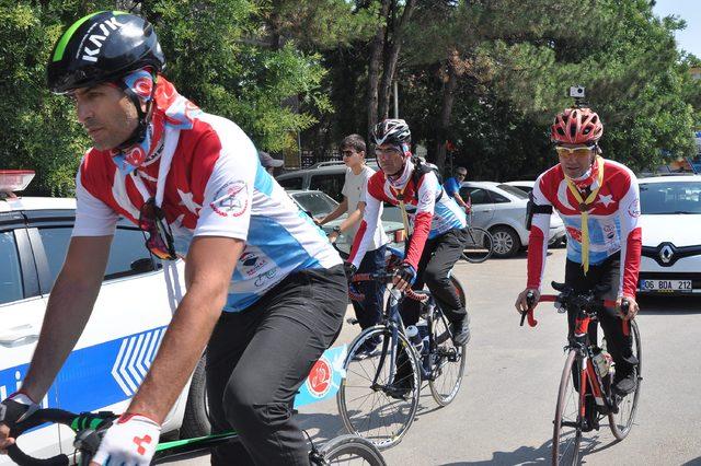 Konya'dan 15 Temmuz için yola çıkan bisikletli öğretmenler Eskişehir'de