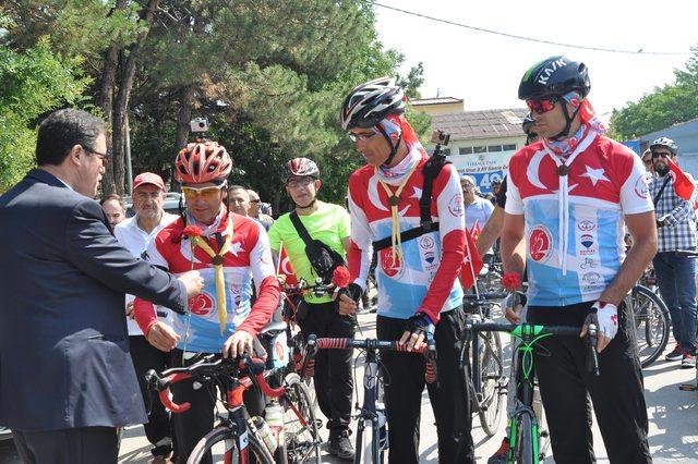 Konya'dan 15 Temmuz için yola çıkan bisikletli öğretmenler Eskişehir'de
