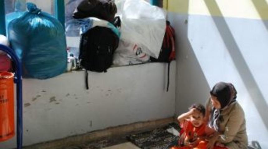 Afganlı M&uuml;lteciler Terminalde Kalıyor