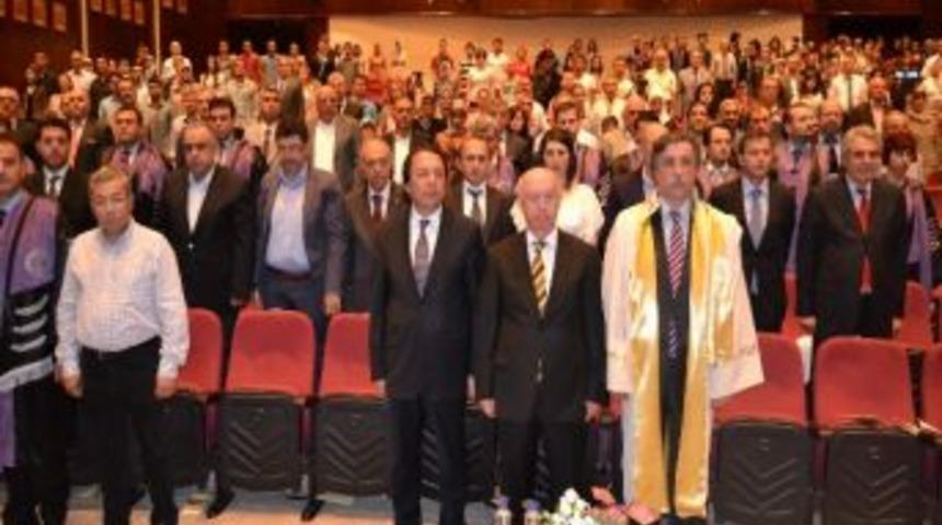 Diş Hekimliği Fak&uuml;ltesi 3. D&ouml;nem Mezunlarını Verdi