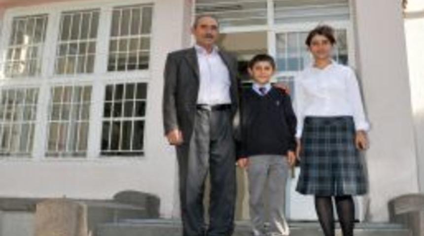 Vanlı Depremzede Geray Kardeşler İzmir'de Okula Başladı