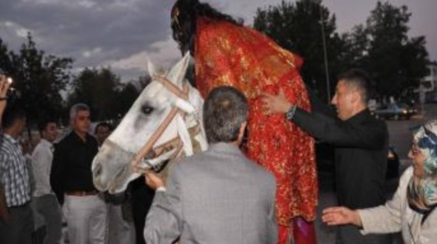 Beyaz Atlı Prensiyle Kına Evine Gitti