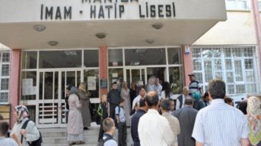 İHL'li &Ouml;ğrenciler Başka Okula G&ouml;nderilmek Istenince Veliler Eylem Yaptı