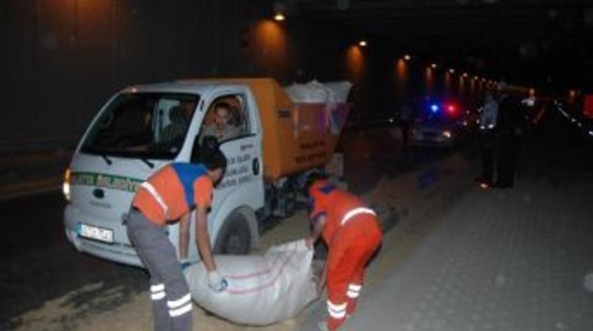 Yola Savrulan Saman &Ccedil;uvalları Kazaya Neden Oldu