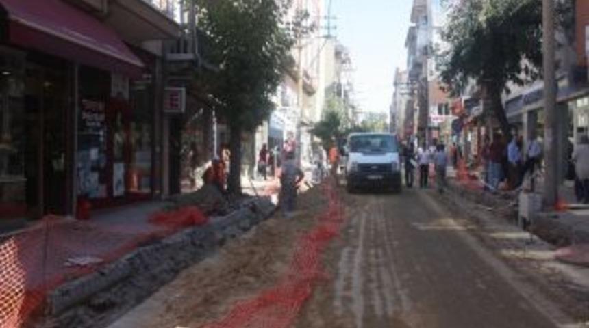 Elektrik Kabloları Yer Altına Alınıyor