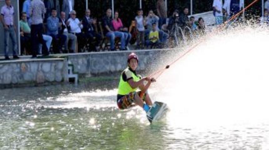 Su &Uuml;st&uuml;nde Dans Ettiler